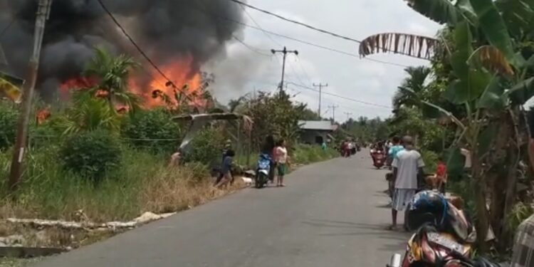 Sijago Merah Mengamuk di Parit 2, 2 Rumah Ludes Terbakar