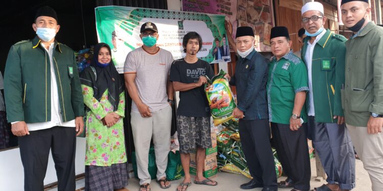 DPC PKB Tanjabbar Serahkan Bantuan untuk Korban Kebakaran di Pasar Teluk Nilau
