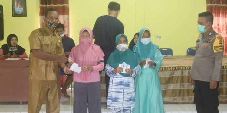 Pemdes Sungai Rambai, Kembali Bagikan BLT DD Tahap III Ke 103 KPM