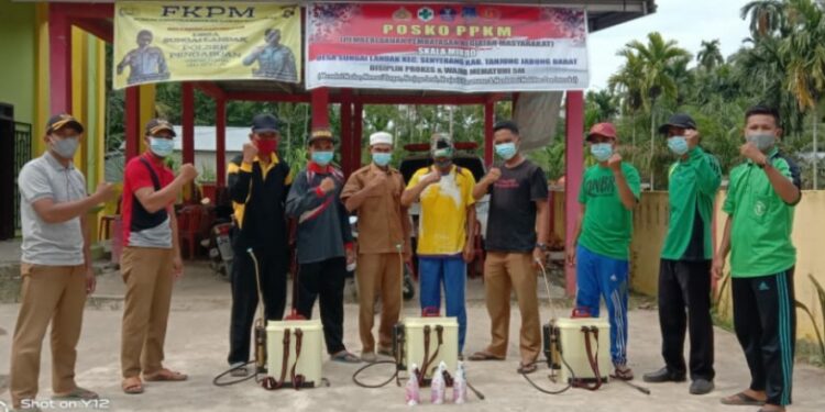 Jelang Idul Fitri, Pemdes Sungai Landak Lakukan Penyemprotan di Masjid dan Mushola