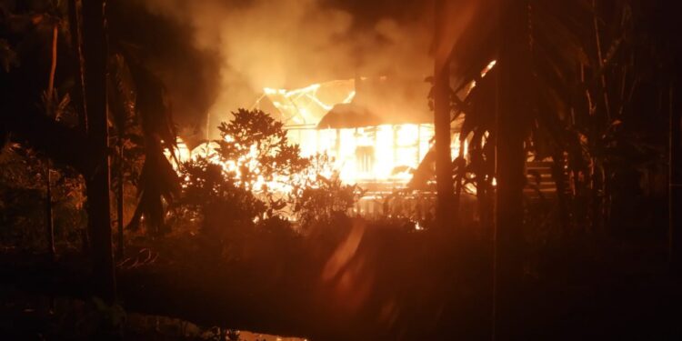 Di Hari Raya Idul Fitri, 1 Unit Rumah di Desa Bunga Tanjung Hangus Terbakar