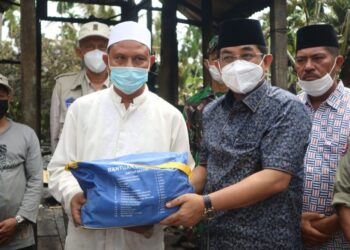 Beri Bantuan ke Korban Kebakaran di Desa Bunga Tanjung , Bupati Ingatkan Warga Agar Selalu Waspada