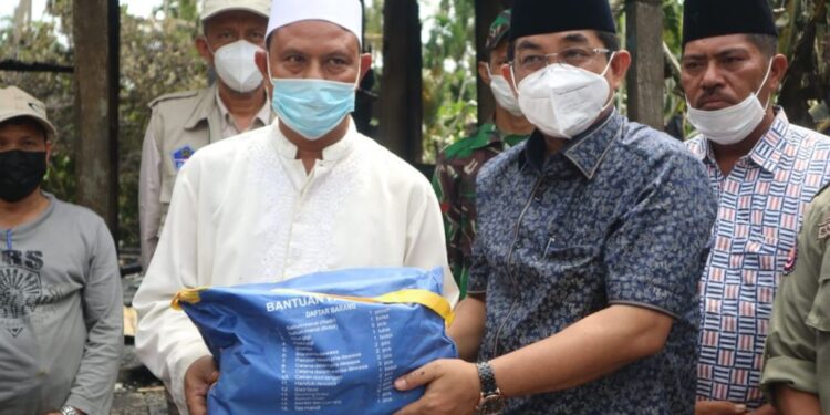 Beri Bantuan ke Korban Kebakaran di Desa Bunga Tanjung , Bupati Ingatkan Warga Agar Selalu Waspada