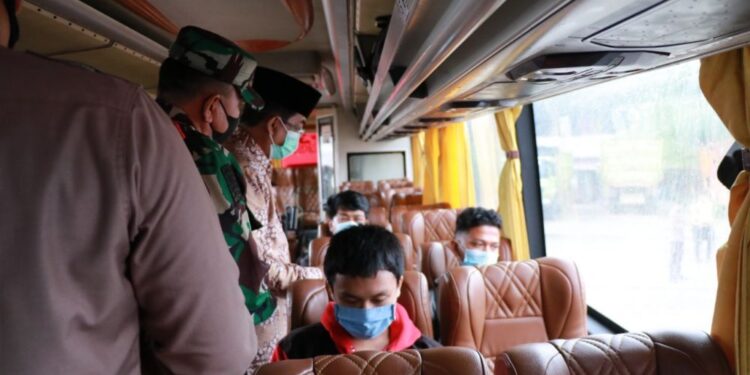 Tinjau Pos Penyekatan di Suban, Bupati : Bus yang Melintas Silakan Putar Balik