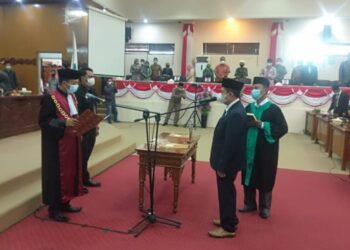 Gantikan Mulyani Siregar, Datuk Dullah Resmi Dilantik Sebagai Ketua DPRD Tanjabbar