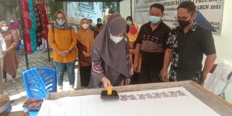 Ketua Dekranasda Ajak Semua Elemen Kembangkan Batik Khas Tanjabbar