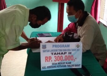 Pemdes Mekar Alam Serahkan BLT Dana Desa Tahap II ke 57 KPM