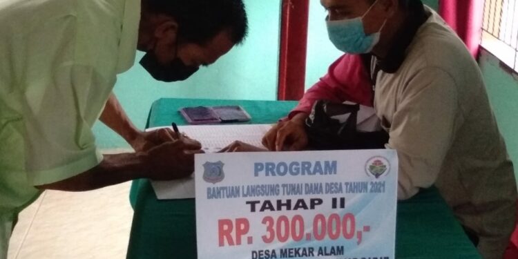 Pemdes Mekar Alam Serahkan BLT Dana Desa Tahap II ke 57 KPM