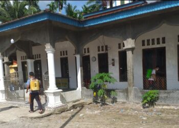 Jelang Lebaran, Pemdes Sungai Kepayang Semprot Disinfektan Sejumlah Rumah Ibadah dan Bagikan Masker