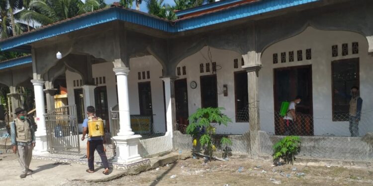 Jelang Lebaran, Pemdes Sungai Kepayang Semprot Disinfektan Sejumlah Rumah Ibadah dan Bagikan Masker