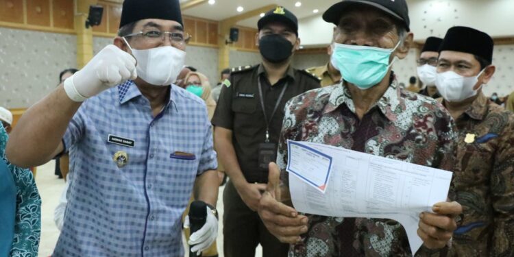 Vaksinasi Lansia, Pemkab Tanjabbar Sediakan 16 Puskesmas dan 2 RSUD, Bupati: Vaksin Itu Sehat, Halal, Aman dan Diakui MUI