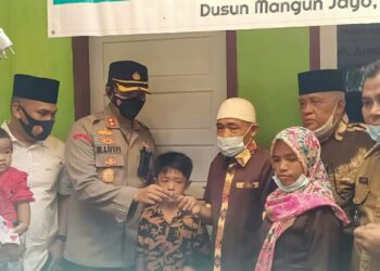 Kapolres Bungo Didampingi Brigpol Maidani Serahkan Kunci Rumah Tunawicara