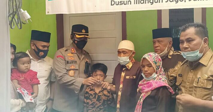 Kapolres Bungo Didampingi Brigpol Maidani Serahkan Kunci Rumah Tunawicara