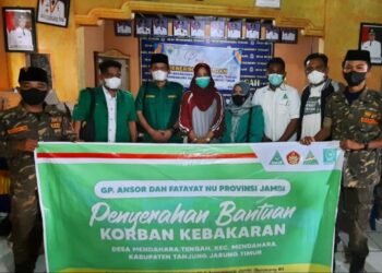 PW GP Ansor dan Fatayat NU Jambi Serahkan Bantuan untuk Korban Kebakaran di Mendahara