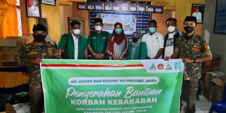 PW GP Ansor dan Fatayat NU Jambi Serahkan Bantuan untuk Korban Kebakaran di Mendahara