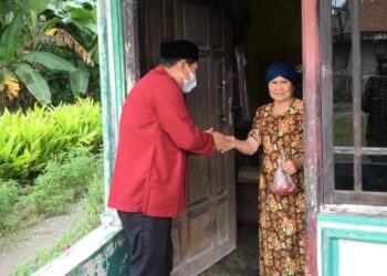 Berkurban Ditengah Pandemi, Ketua DPRD Tanjabbar Antar Daging Kerumah Warga