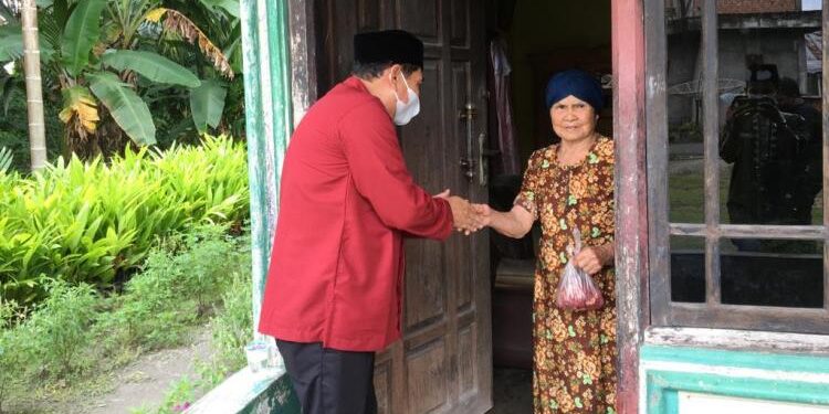 Berkurban Ditengah Pandemi, Ketua DPRD Tanjabbar Antar Daging Kerumah Warga