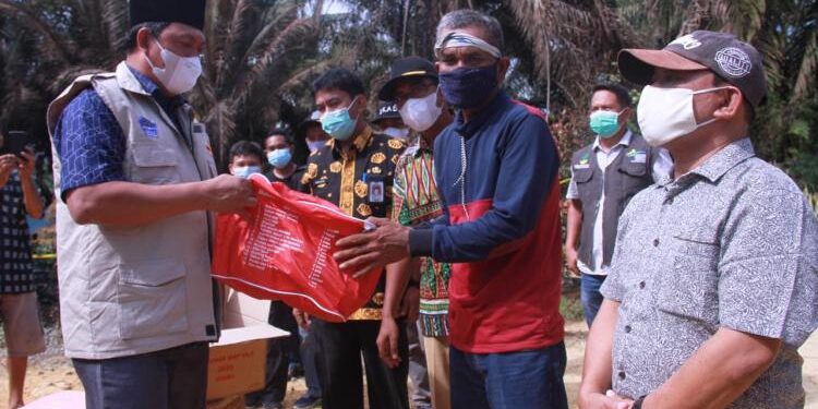Wabup Hairan Bantu Korban Kebakaran di Desa Suban