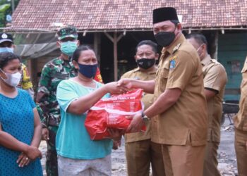 Wabup Tanjabbar Salurkan Bantuan ke Korban Kebakaran Desa Purwodadi