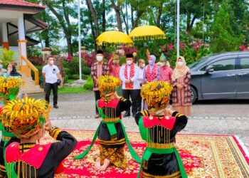 Air Mata Haru Warnai Moment Gubernur Jambi Al Haris Pulang Kampung