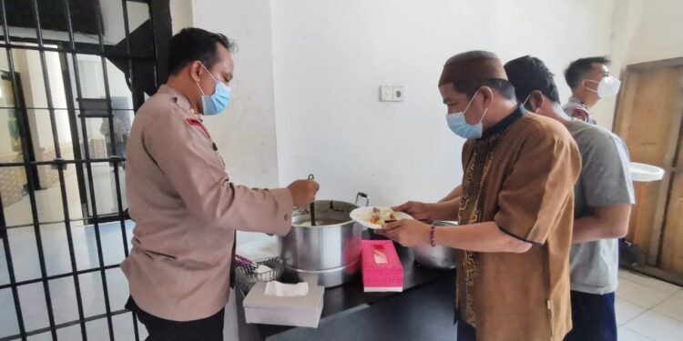 Polres Tanjabbar Gelar Doa dan Santap Siang Bersama Warga Binaan