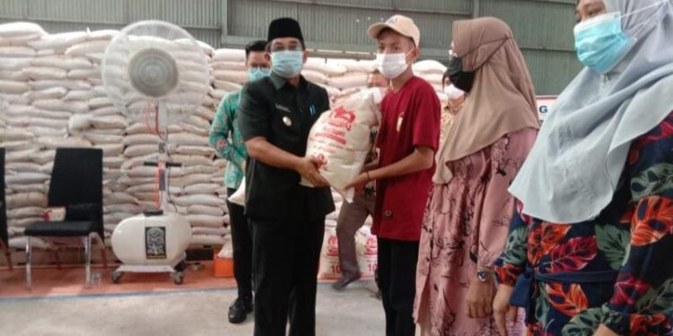 15.364 KPM di Tanjabbar Dapat Bantuan Beras PPKM