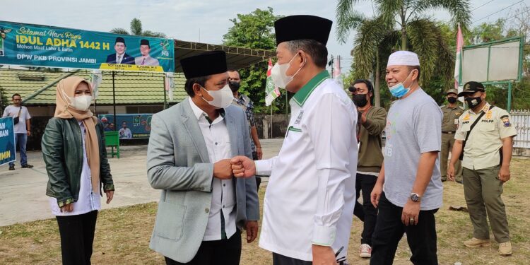 Rayakan Harlah PKB Ke-23, Dewan Syuro DPW PKB Abdullah Sani Terima 2 Ekor Sapi dari Gus AMI