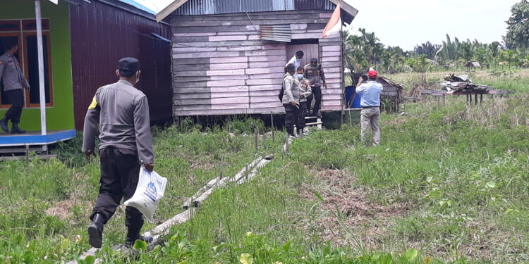 Salurkan Bantuan Kapolda Jambi Di Desa Semau, Kapolsek Himbau Masyarakat Patuhi Prokes