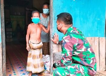 Bagikan  Masker dan Beras ke Desa, Dandim 0419/Tanjab Rela Tempuh Jarak Puluhan Kilo