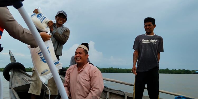 Pakai Pompong Vaksinasi Apung, Kapolres Sampaikan Amanah Kapolda Untuk Nelayan