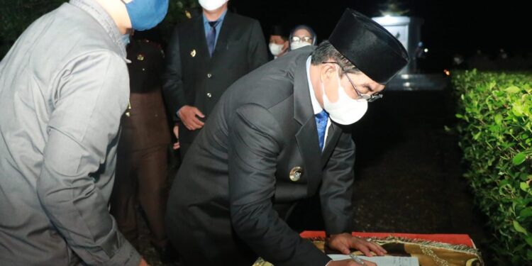 Bupati dan Wabup Tanjab Barat Ikuti Apel Kehormatan dan Renungan Suci HUT RI Ke-76