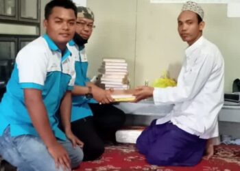 Milenial ANSHAR (Anwar Sadat – Hairan) Bagikan Mushaf Al-Qur’an Ke Beberapa Pondok Pesantren