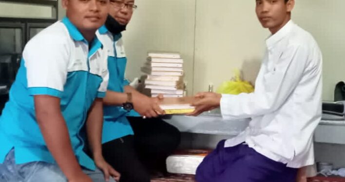 Milenial ANSHAR (Anwar Sadat – Hairan) Bagikan Mushaf Al-Qur’an Ke Beberapa Pondok Pesantren