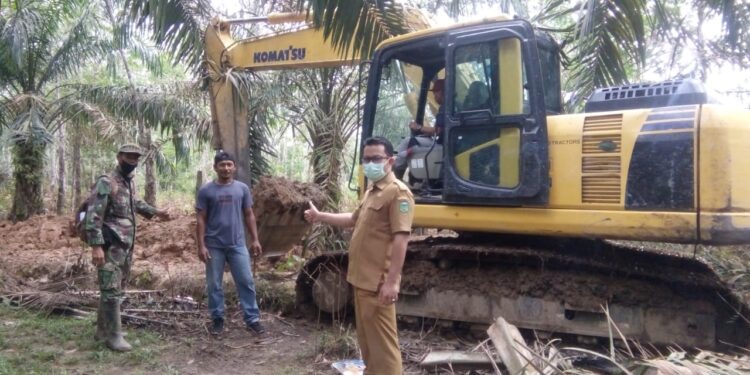 Lurah Sungai Bengkal Dukung Penuh Pra TMMD dan Tinjau Pembukaan Jalan
