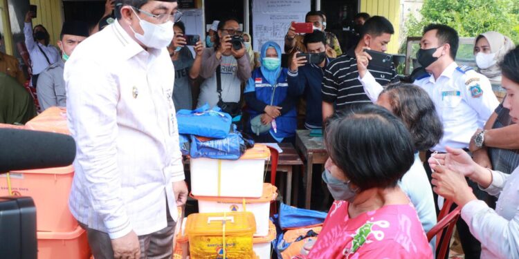 Tinjau Lokasi Kebakaran Tungkal Harapan, Bupati Serahkan Bantuan Secara Langsung 