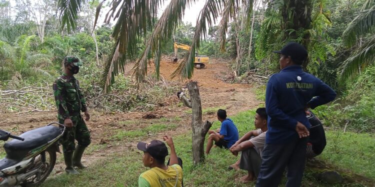 Potret Keakraban, Satgas TMMD Kodim 0416 Bute Bersama Warga