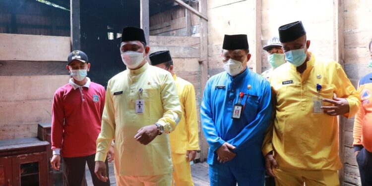 Tinjau Korban Kebakaran Parit Pancasila, Wabup Tanjabbar Serahkan Bantuan