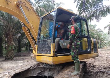 Wujudkan Pembukaan Jalan Terbaik, Satgas TMMD Awasi Operator Alat Berat