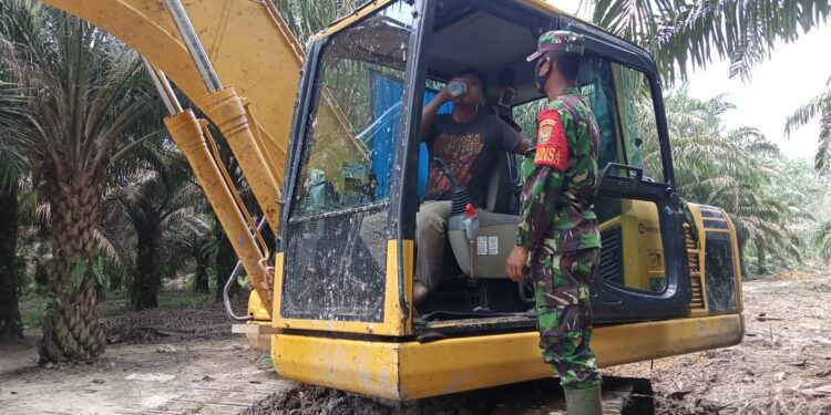 Wujudkan Pembukaan Jalan Terbaik, Satgas TMMD Awasi Operator Alat Berat