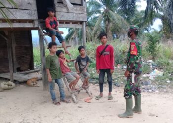 Begini Kedekatan Satgas TMMD ke-112 bersama Anak-anak