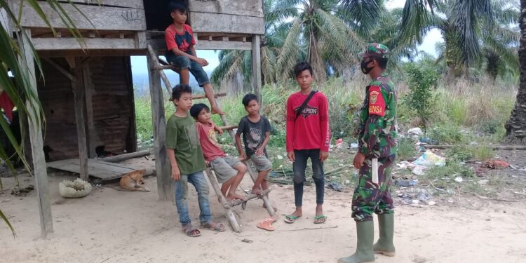 Begini Kedekatan Satgas TMMD ke-112 bersama Anak-anak