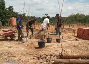 Satgas TMMD Bersama Warga Gotong Royong Bangun Rumah Guru Honor
