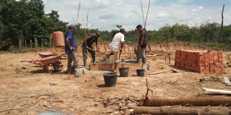 Satgas TMMD Bersama Warga Gotong Royong Bangun Rumah Guru Honor