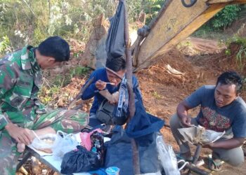 Begitu Akrab, Satgas TMMD dan Operator Alat Berat Sarapan Sebelum Bekerja