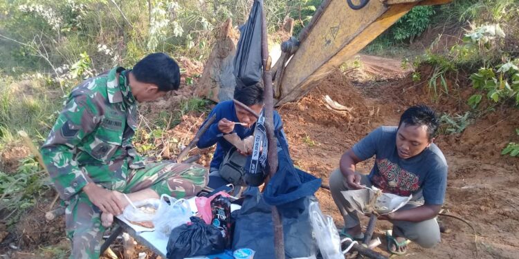 Begitu Akrab, Satgas TMMD dan Operator Alat Berat Sarapan Sebelum Bekerja