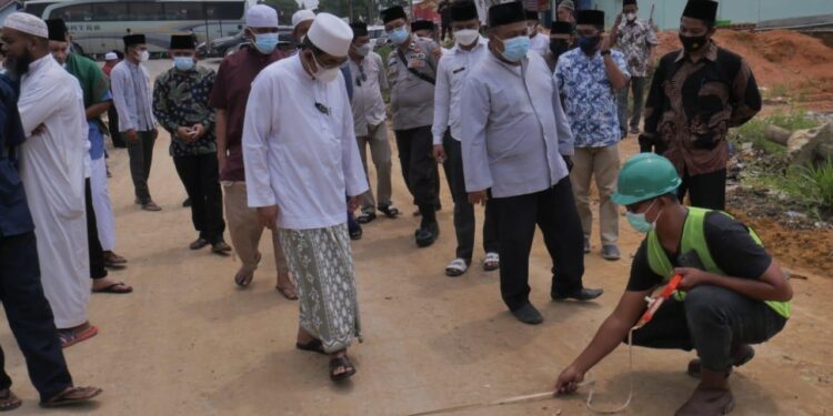 Usai Safari Jum’at Ke Masjid Al Makmur, Bupati Tinjau Jalan Rusak Simpang Rambutan