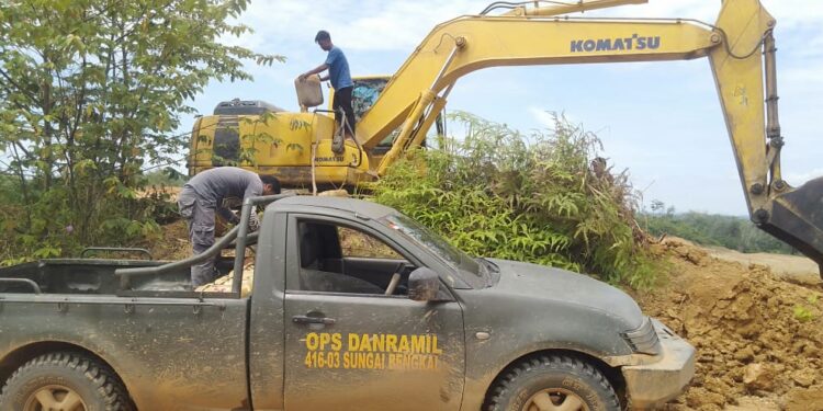 BBM Untuk Alat Berat Selalu Stand By Untuk Kelancaran Kerja di Lokasi TMMD
