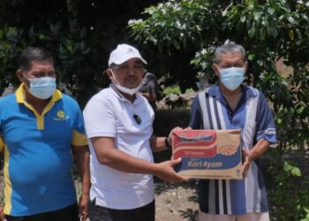 Dampingi Arfin Siregar, Bupati Tanjabbar Bagikan Sembako Didesa Terjun Jaya