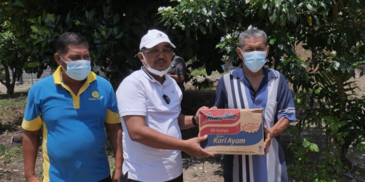 Dampingi Arfin Siregar, Bupati Tanjabbar Bagikan Sembako Didesa Terjun Jaya