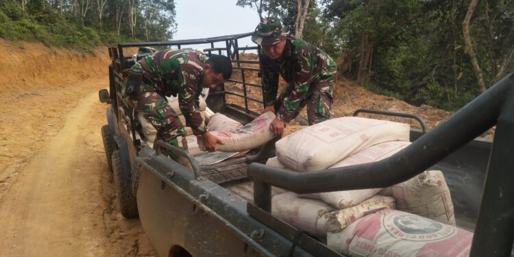 Penuh Semangat dan Kerja Keras, Satgas TMMD Ke-112 Angkut Material